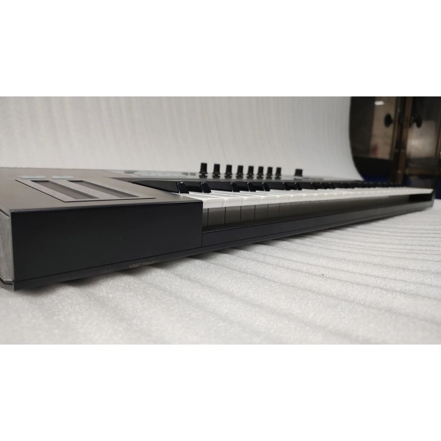 Native Instruments Komplete Kontrol S49 MK1 Midi Keyboard with Free Upgrade To Komplete 12 Select - Open Box - Image 6