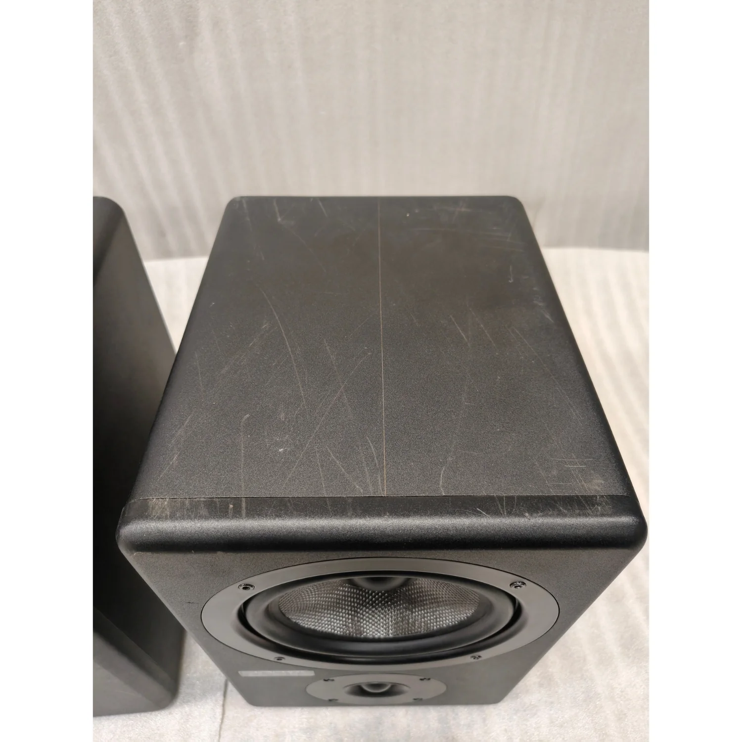 Vault C6 6" Powered Studio Monitors With Isolation Foam Pads - Pair - Open Box - Image 2