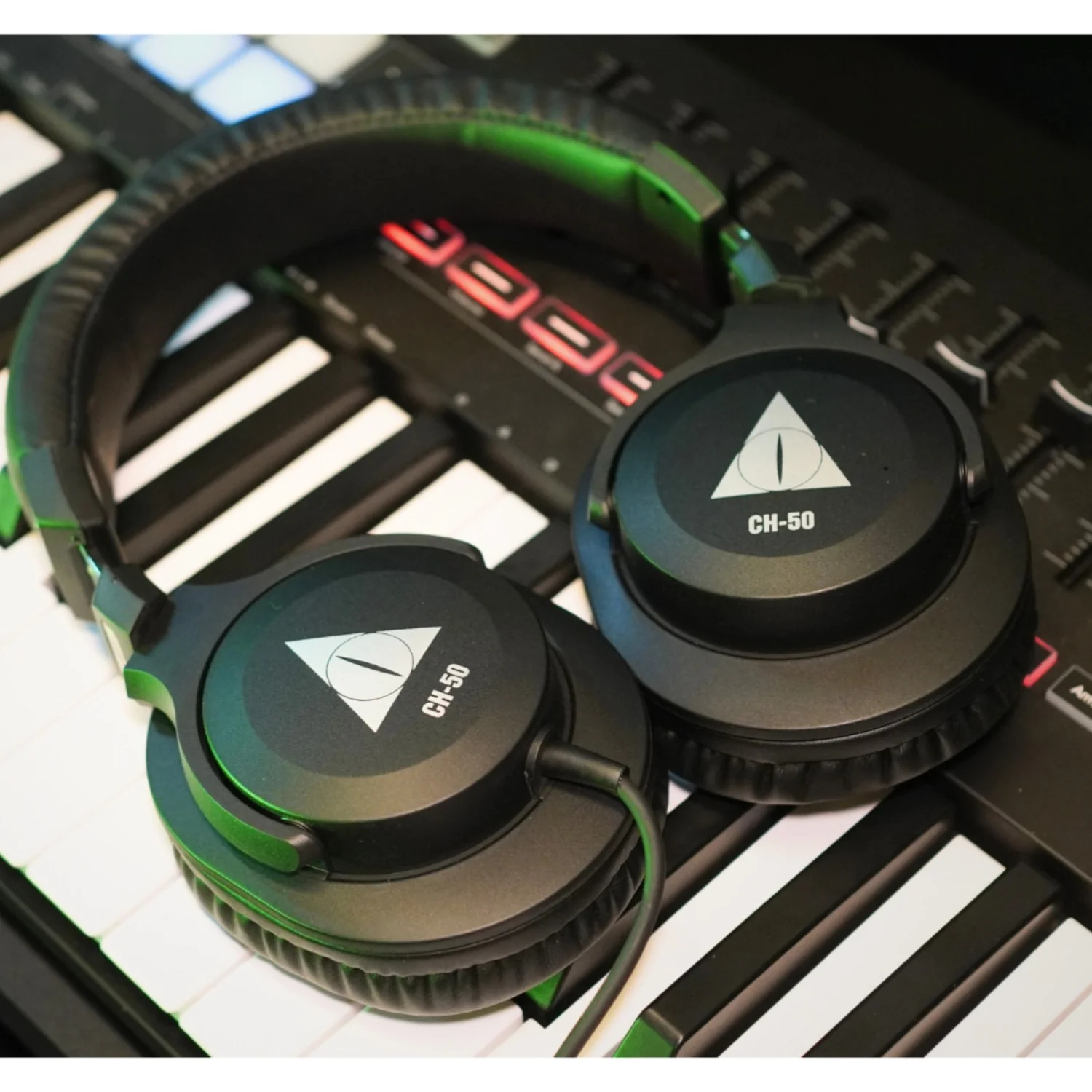 Vault CH-50 Wired Headphones - Image 7